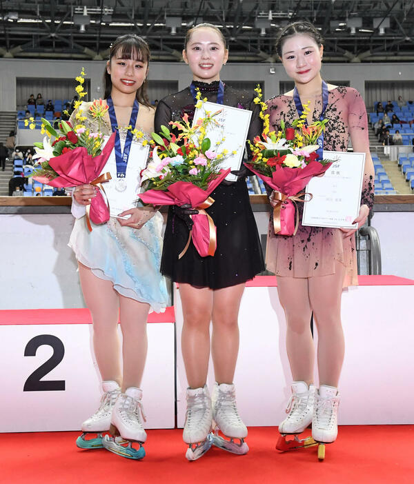 西日本フィギュアスケート選手権女子フリーの表彰式で笑顔を見せる、左から2位山下真瑚、優勝の三宅咲綺、3位の河辺愛菜（撮影・前岡正明）