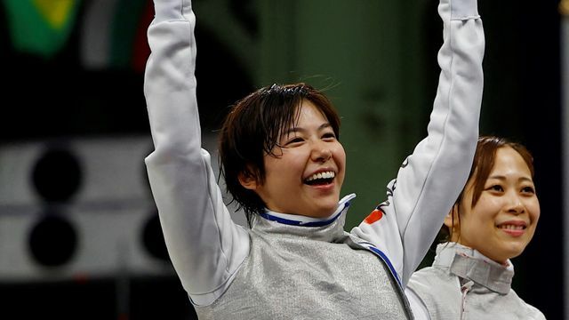 パリ五輪フェンシング女子フルーレ団体で銅メダルを獲得した宮脇花綸選手【左】(写真：ロイター/アフロ)