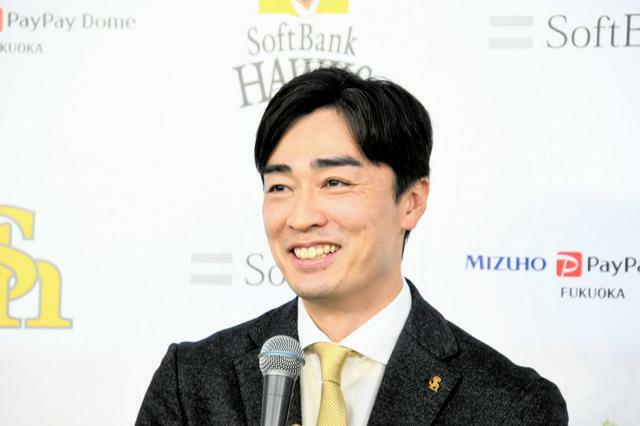 引退会見で笑顔をみせる福岡ソフトバンクホークスの和田毅投手