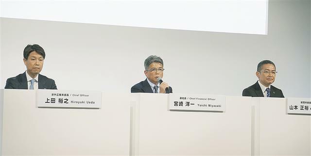 決算会見に出席した上田氏、宮崎氏、山本氏（左から）