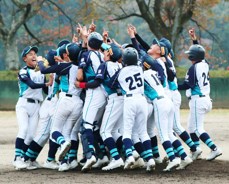 優勝しマウンドで喜ぶいわきナイン