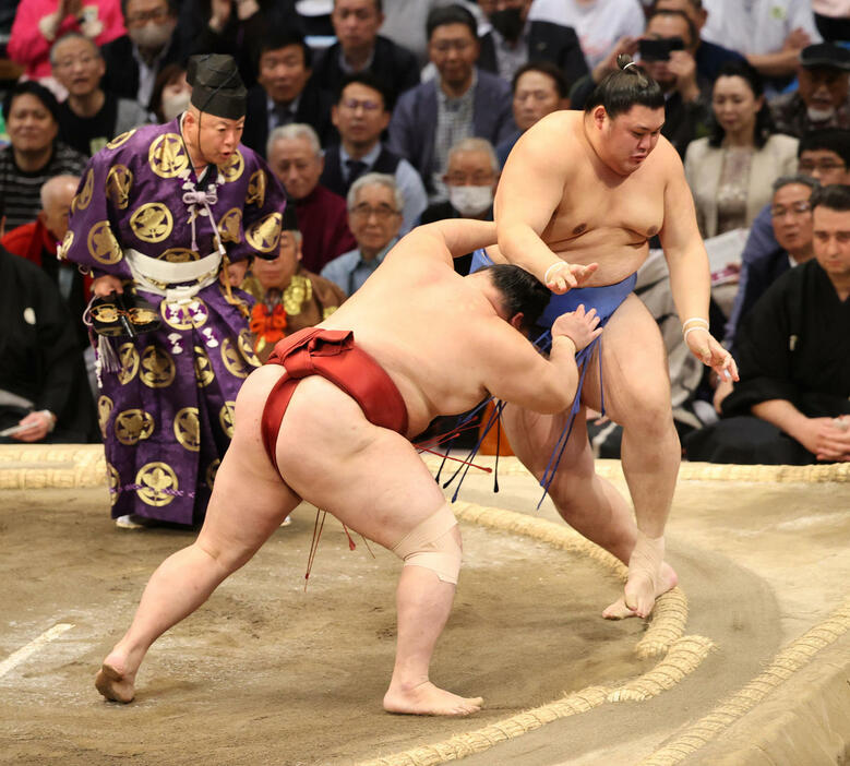 押し出しで大の里を破る隆の勝（撮影・梅根麻紀）