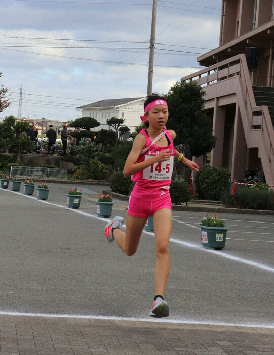 女子第40回近畿高校駅伝で3位でフィニッシュし、都大路の切符をつかんだ東大阪大敬愛（大阪）の長谷川結都＝兵庫県南あわじ市で2024年11月24日午前11時50分、岸桂子撮影