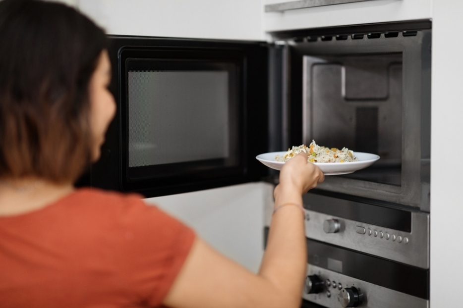 夜ごはんを作るのが面倒なので冷凍食品を常備しています。温め方に電子レンジとフライパン両方書かれている場合どっちで温める方が節約になりますか？