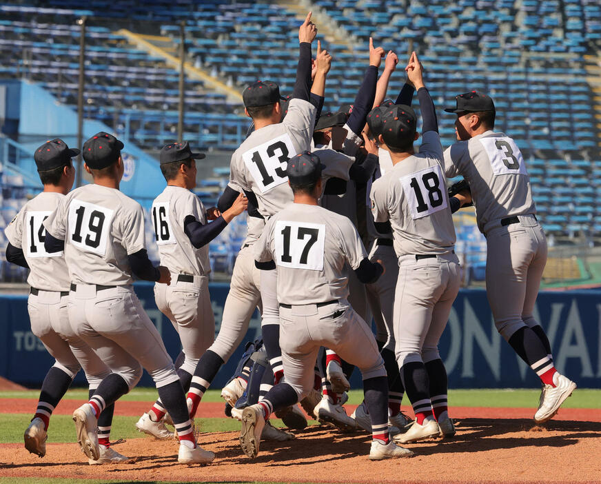 広島商対横浜　優勝し喜ぶ横浜の選手たち（撮影・野上伸悟）