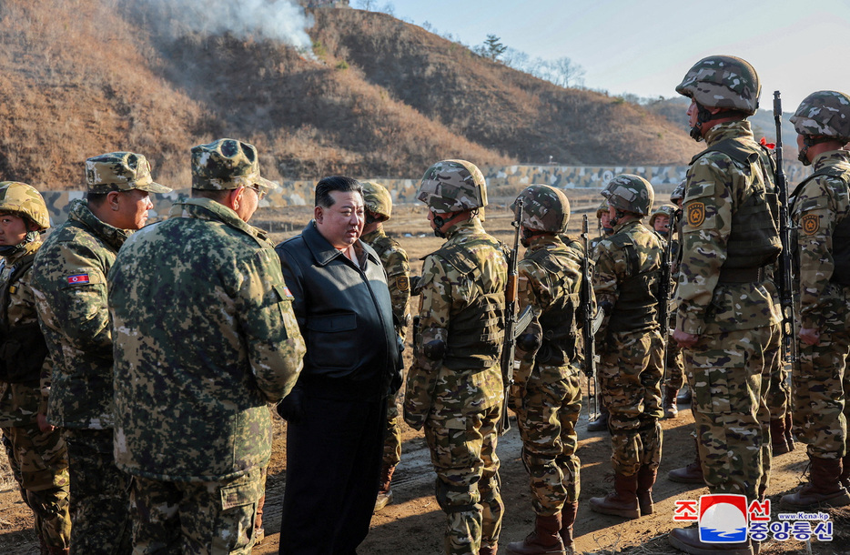 北朝鮮兵士が４日にロシア西部クルスク州で初めて戦闘に参加したと、米当局者２人が６日、ロイターに明らかにした。３月撮影の提供写真（２０２４年　ロイター/KCNA via REUTERS）