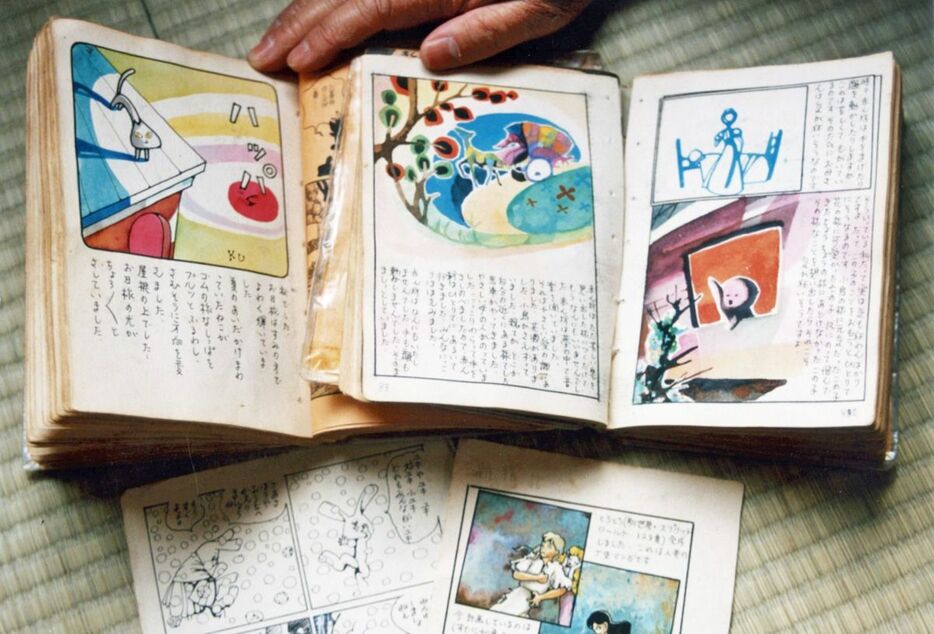 デビュー前の楳図さんの直筆原稿が掲載されていた漫画同人誌。昨年、楳図さんに寄贈された＝1997年