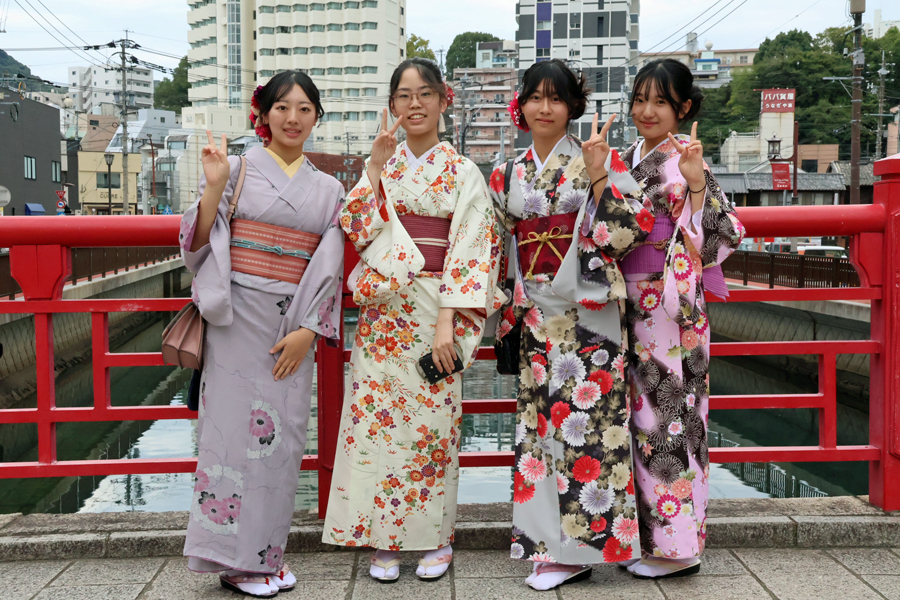 レンタルした着物で観光する修学旅行生＝長崎市新地町