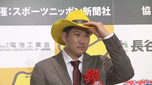 巨人の菅野智之投手がバッテリー賞の表彰式に