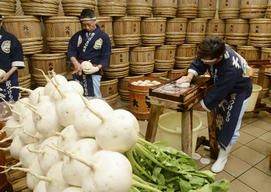 京都市の老舗漬物店「大安」で公開された「千枚漬」の漬け込み作業＝7日午前