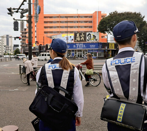 「ながら運転」などの取り締まりにあたる警察官（１日、仙台市太白区で）