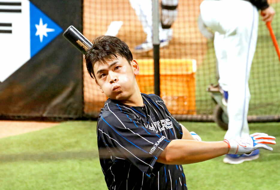 秋季キャンプ初日からバットを振り込む日本ハム・野村（カメラ・堀内　啓太）