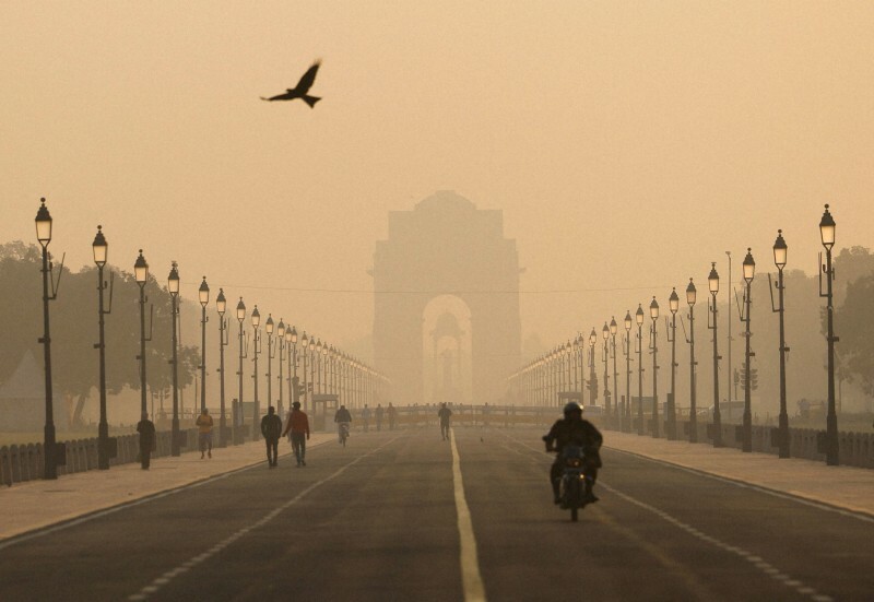 大気汚染でかすむ観光名所のインド門＝ニューデリーで2024年11月1日、ロイター