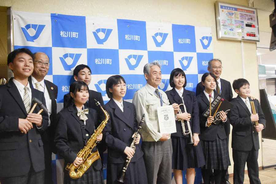 町役場を訪れた吹奏楽部のメンバーら