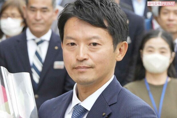 斎藤元彦氏の知事就任式には支援者らが集まったが、「さいとう元彦を決して許すな」というプラカードを手にした男性も……