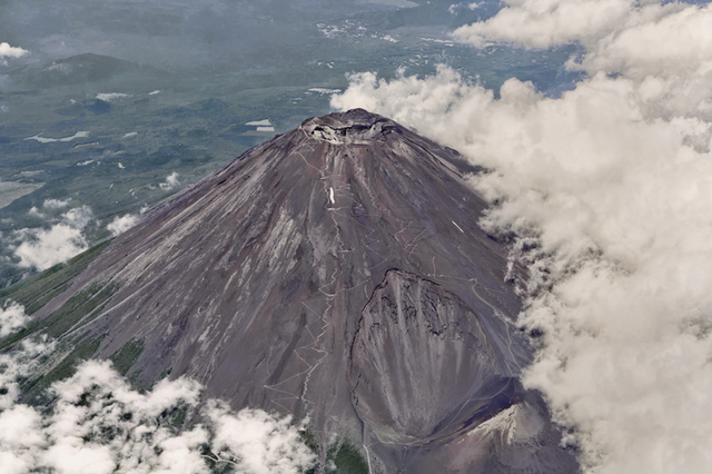 富士山の山頂火口と宝永火口。次の火口は山腹なのか、山頂なのか？　photo by gettyimages