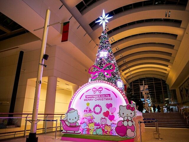 クイーンズスクエア横浜では、2024年11月5日に「Hello Kitty Happy Christmas Tree!」が点灯。「ハローキティ」「ディアダニエル」とコラボレーションしたカワイイデザインです。