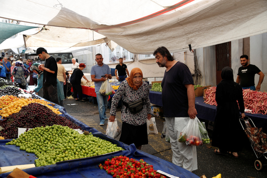 　１１月４日、トルコ統計局が発表した１０月の消費者物価指数（ＣＰＩ）上昇率は前年比で４８．５８％、前月比で２．８８％だった。写真はトルコのイスタンブールにある生鮮市場で７月撮影（２０２４　ロイター／Dilara Senkaya）