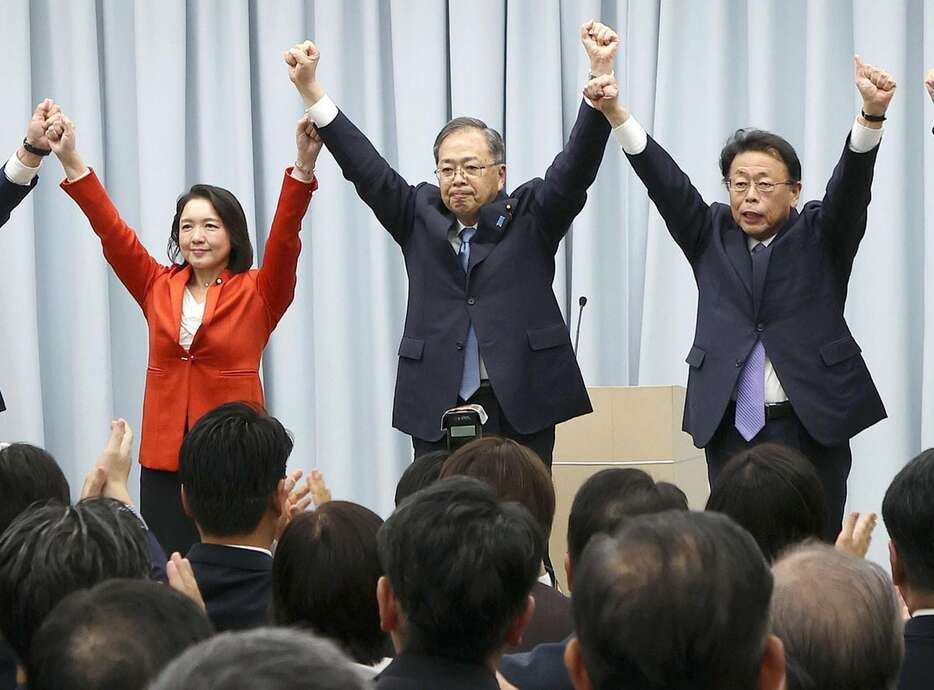 公明党の臨時党大会でポーズを決める斉藤鉄夫代表（中央）。左は竹谷とし子代表代行、右は西田実仁幹事長＝9日、東京都新宿区（相川直輝撮影）