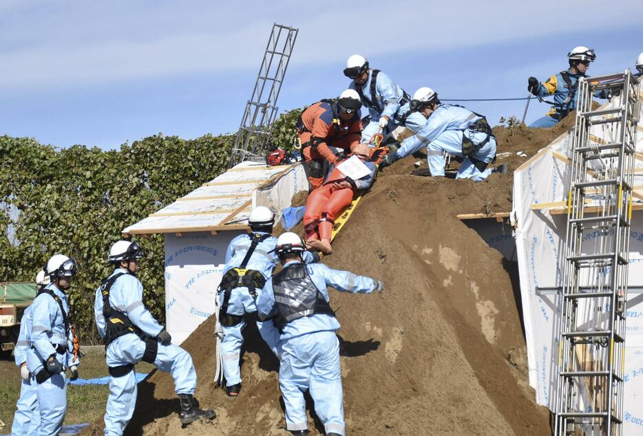 家屋内で土砂に埋没した車両からの救出訓練＝10日午前、石川県津幡町