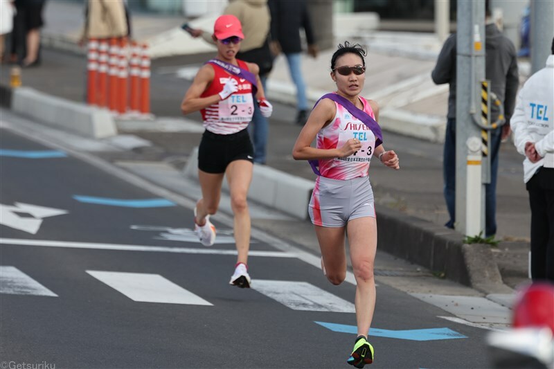 3区で区間賞に輝いた資生堂・五島莉乃とJP日本郵政グループ・廣中璃梨佳（左奥）