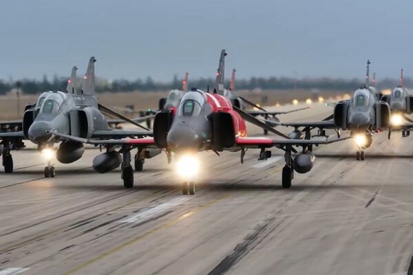 滑走路でエレファントウォークを実施するトルコ空軍のF-4E/2020（画像：トルコ国防省）。