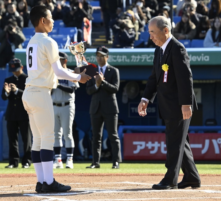 主将・西村は閉会式で準優勝の表彰を受けた[写真=矢野寿明]