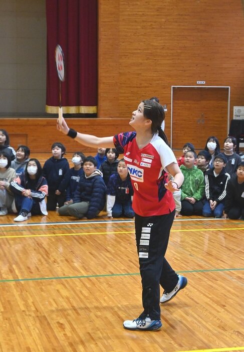 児童らを前にラリーを繰り広げる生木さん＝２８日、倉吉市の明倫小