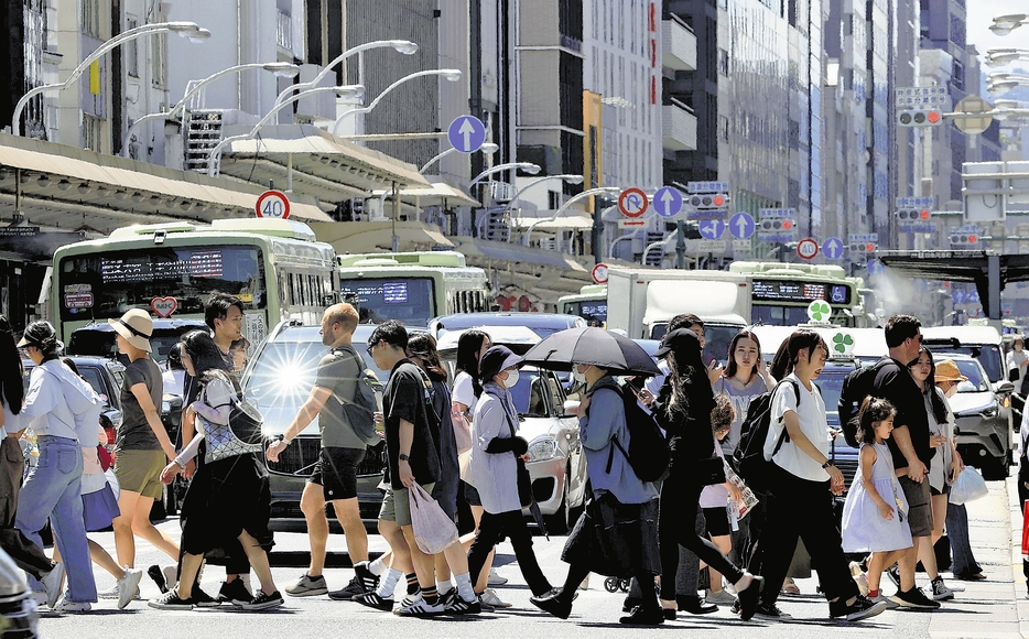 今年最高気温の39．4度となった京都市内。強い日差しの中行き交う人たちの姿が見られた（7月29日、京都市下京区の四条河原町交差点で）＝川崎公太撮影