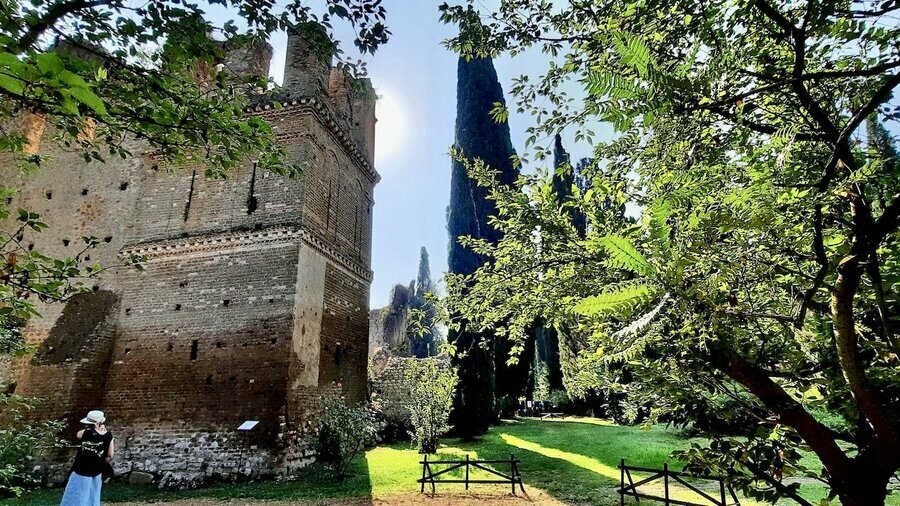 ファンタジーの庭園で幻想的なハイキング体験【ブーツの国の街角で/イタリア・ラツィオ州】