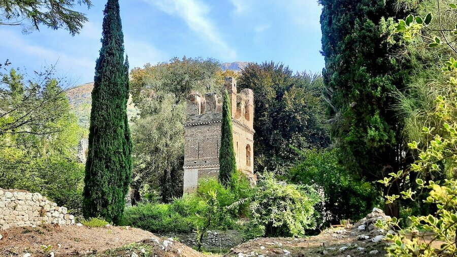 ファンタジーの庭園で幻想的なハイキング体験【ブーツの国の街角で/イタリア・ラツィオ州】