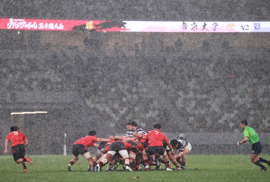 今年1月のラグビー全国大学選手権決勝＜帝京大・明大＞大雪の中でプレーする両チームの選手たち