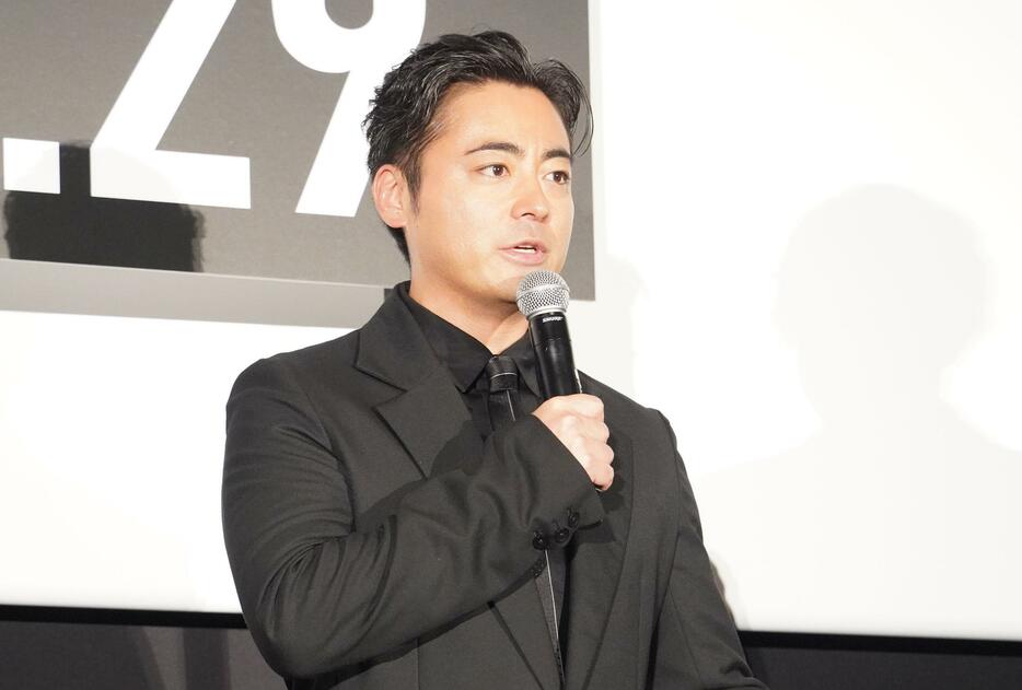 映画「正体」の完成披露舞台あいさつに登場した山田孝之さん