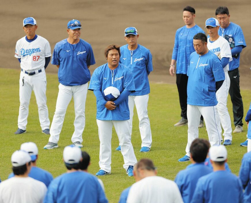 中日ドラゴンズの秋季キャンプが始まり、あいさつする平田良介新外野守備コーチ（中）