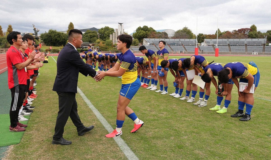 ＜京都工学院高・京都成章＞試合終了後京都工学院高・大島淳史監督（左）にあいさつし握手を交わす京都成章・田中主将らフィフテーン（撮影・後藤　正志）