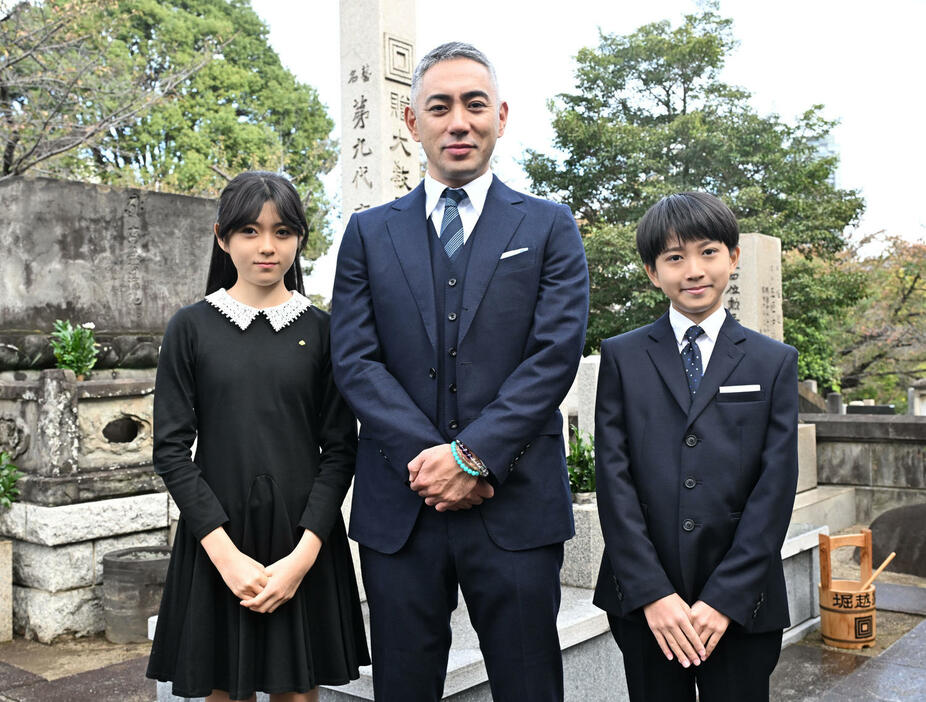 市川團十郎家の墓前に襲名披露公演の無事終了を報告した、右から8代目市川新之助、13代目市川團十郎白猿、市川ぼたん（撮影・千葉一成）