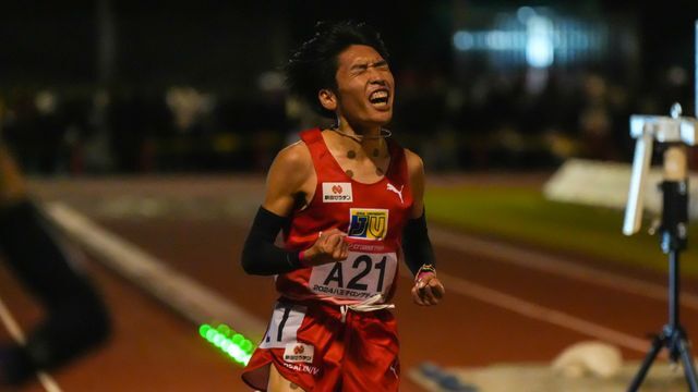 自己ベストをマークし、フィニッシュ後にガッツポーツを見せる城西大の斎藤将也選手