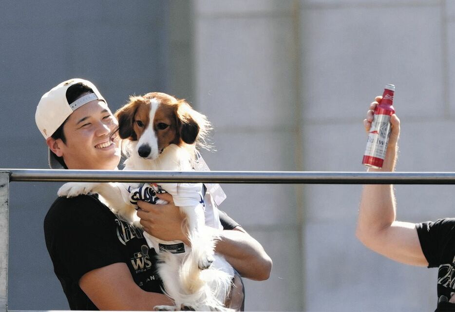 愛犬デコピンとともにパレードする大谷翔平（AP）