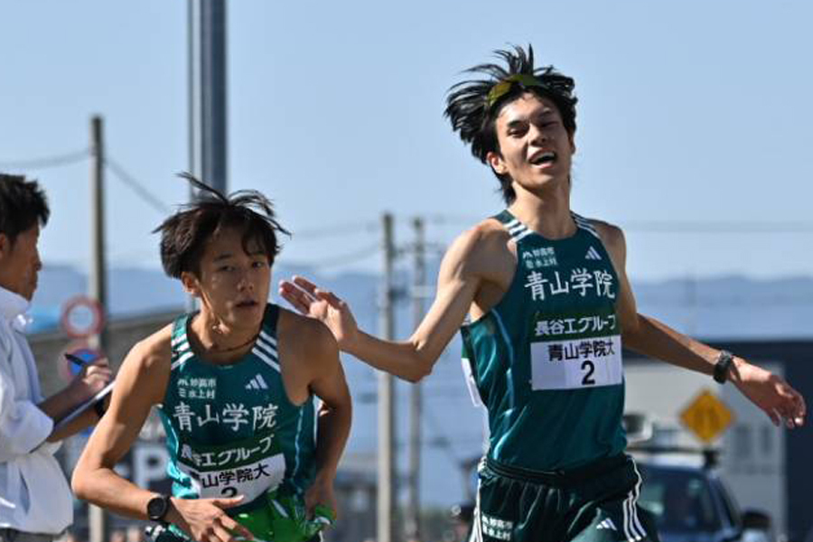 24年全日本大学駅伝3位の青学大（7区太田から8区塩出へのタスキリレー）