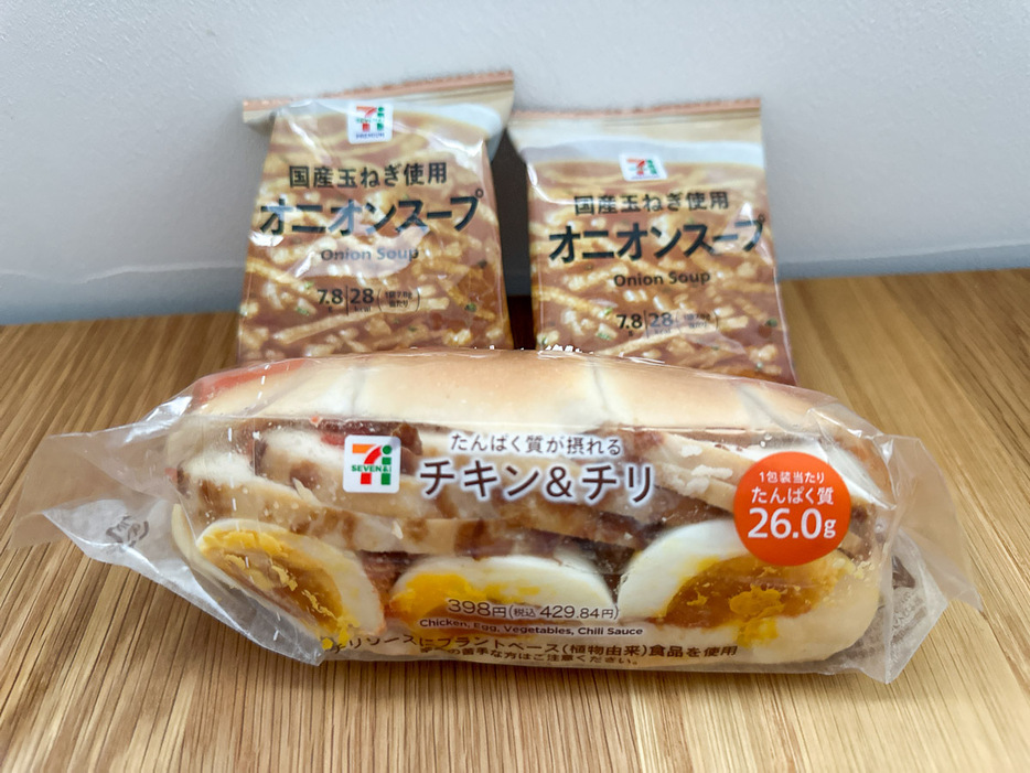 ランチの「たんぱく質がとれるチキン＆チリ」と「オニオンスープ」