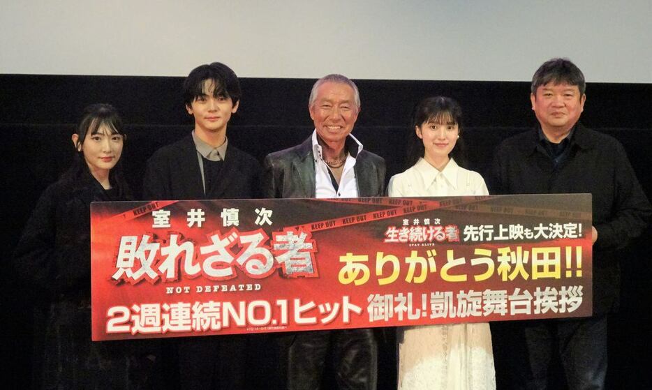 映画「室井慎次　敗れざる者」の秋田プロモーションに参加した左から生駒里奈、齋藤潤、柳葉敏郎、福本莉子、本広克行監督＝秋田市