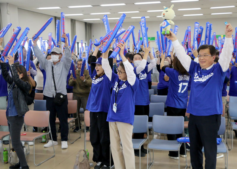 WS制覇が決まり立ち上がって喜ぶ倉成市長（右）ら来場者＝奥州市役所