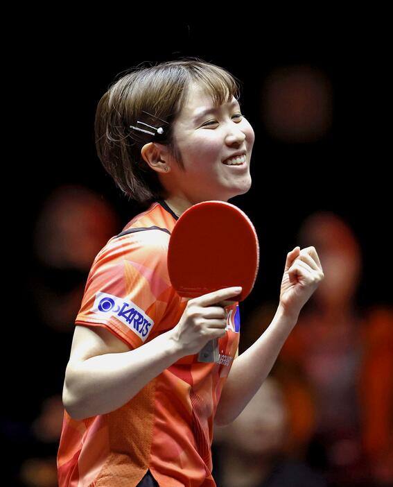 女子シングルス1回戦でオーストリアのソフィア・ポルカノワに勝利し、喜ぶ平野美宇＝北九州市立総合体育館