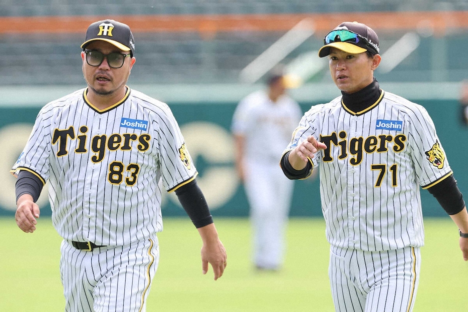 阪神・上本コーチ（右、左は小谷野コーチ）