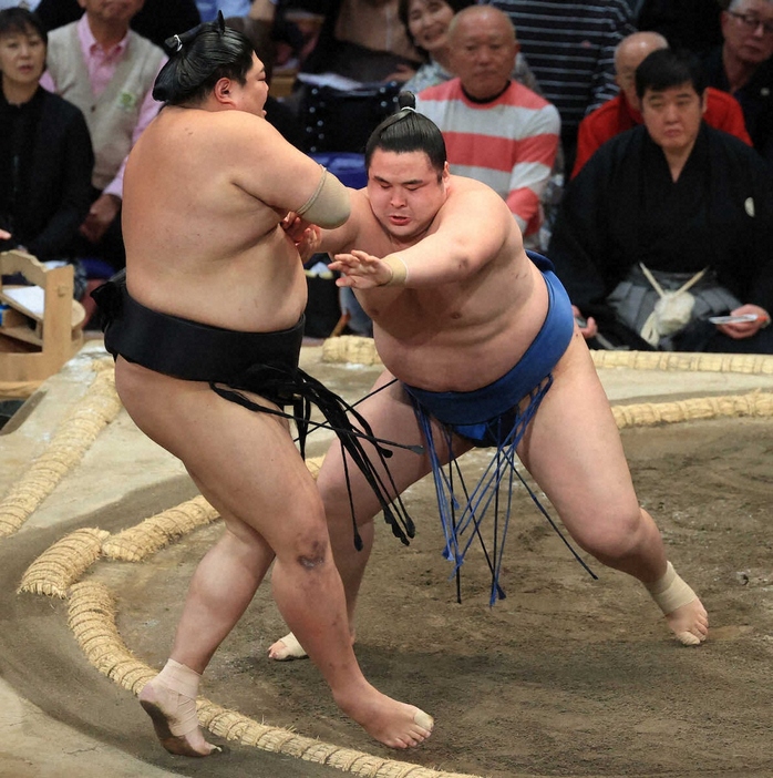 ＜大相撲九州場所11日目＞阿炎（左）を押し出しで破った阿武剋（撮影・岸　良祐）　　　