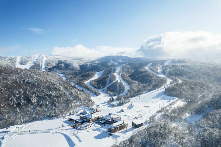 北海道のキロロにある【クラブメッド・キロロ ピーク】は‘22年12月開業。12歳以上が対象のマウンテン・リゾートで、旅行代金に滞在中の食事、アルコール含むドリンク、アクティビティなどが含まれる（PHOTO：クラブメッド）