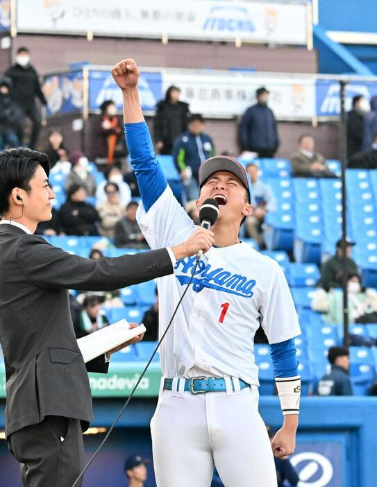 優勝インタビューで叫ぶ青学大・佐々木泰主将＝神宮球場（撮影・田村亮介）