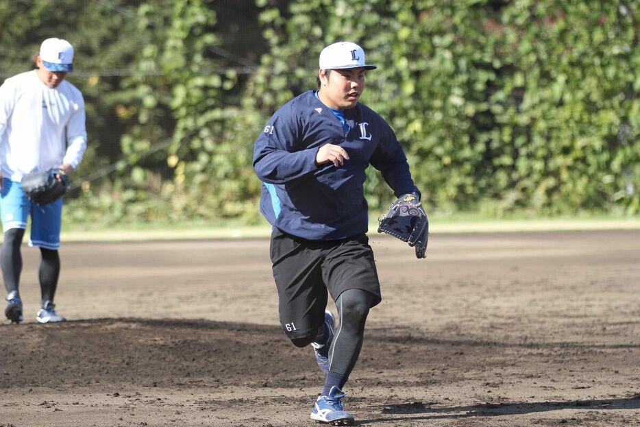 投内連携を行う平良海馬投手（カメラ・大中　彩未）