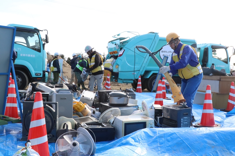 災害ごみを分別する参加者＝豊橋市廃棄物最終処分場で