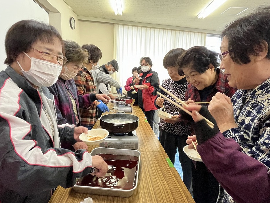 餅パーティーを楽しむ会員たち（上宇部会館で）